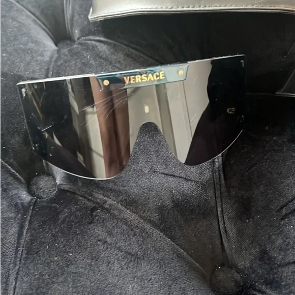 Versace - Picture 3 of 5